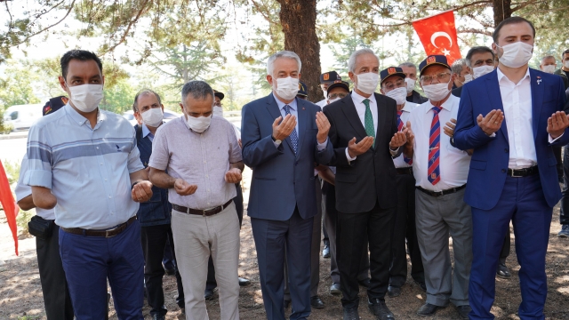 Birlik beraberlik içerisinde ülkemizin arkasındayız
15 Temmuz Demokrasi ve Milli Birlik Günü dolayısıyla, Isparta protokolü 2017 yılında açılan 15 Temmuz 2016 Demokrasi Şehitleri Hatıra Ormanında ağaç dikimi ve mevcut ağaçların bakımını gerçekleştirdi.
Programa Isparta Vali Yardımcısı Haluk Şimşek, Isparta Belediye Başkanı Şükrü Başdeğirmen, daire müdürleri, gaziler, şehit yakınları, sivil toplum kuruluşu temsilcileri ve vatandaşlar katıldı.