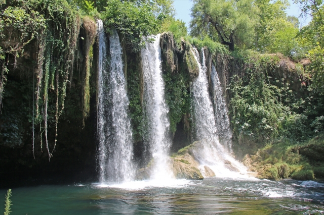Antalya'da yeni tip koronavirüs (Kovid-19) nedeniyle bir süre ziyarete kapalı tutulan Düden Şelalesi, yeni görüntüsüyle dikkati çekiyor.
