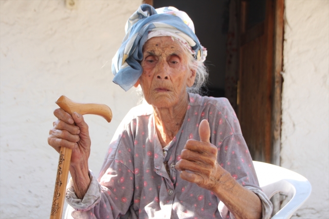                                             Antalya'nın Serik ilçesinde yaşayan 119 yaşındaki Havva Çevik ve 101 yaşındaki kız kardeşi Cennet Karagöz'ün (fotoğraftaki), yıllara meydan okuyan uzun yaşamları ilgi çekiyor.                                                                                             