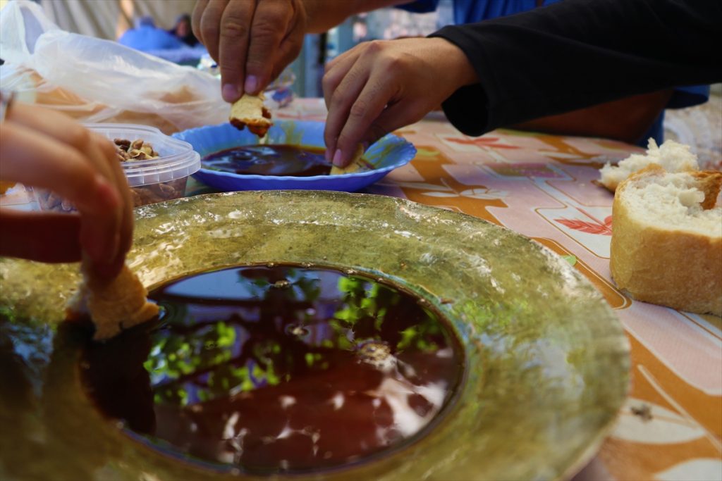 Burdur Gölü’nün kenarında susuz tarımla yetiştirilen, tadı ve aromasıyla farklı, şeker oranı yüksek Dimrit üzümünü hasat eden Burdurlular, geleneksel pekmez üretimine başladı.