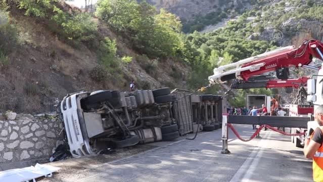 Isparta-Antalya karayolunun 25. kilometresinde tüneller çıkışında koyun yüklü TIR devrildi. Kaza sonucu 2 kişi öldü, 1 kişi ağır yaralandı. Yüzlerce koyun ise telef oldu.