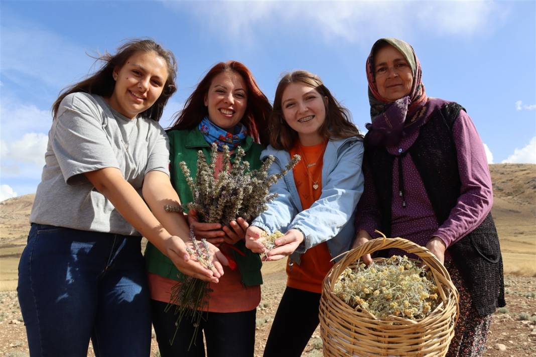 Türkiye'den Amerika'ya oradan da Burdur'a göç eden Aynur Ece Onur, yaşadığı dönüm noktalarıyla yüzünü susuz tarıma döndü.