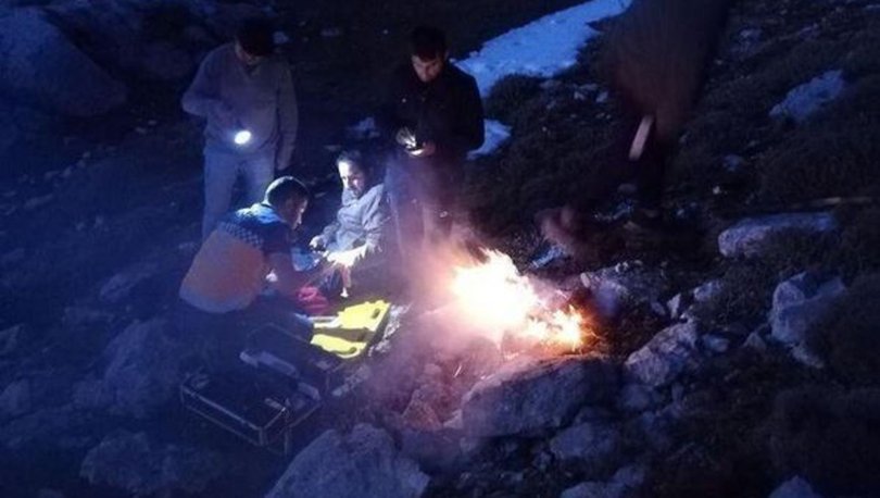 Burdur'un Ağlasun ilçesinde hayvanlarını aramaya çıkan ve yaralandıkları kayalıklarda mahsur kalan iki çobanı, AFAD, 112 Acil Servis ve jandarma ekipleri kurtardı