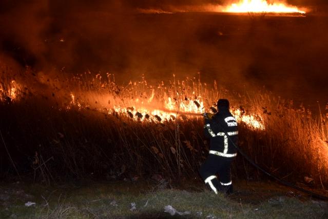Burdur Gölü kenarındaki sazlık alanda çıkan yangın, itfaiye ile Orman İşletme Müdürlüğü ekiplerinin bir saat süren çalışmasıyla söndürüldü.