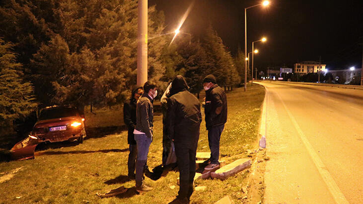 Burdur'da, otomobille çarpışan TIR'ın sürücüsü kaza yaptığını fark etmeyince ilginç görüntüler ortaya çıktı.