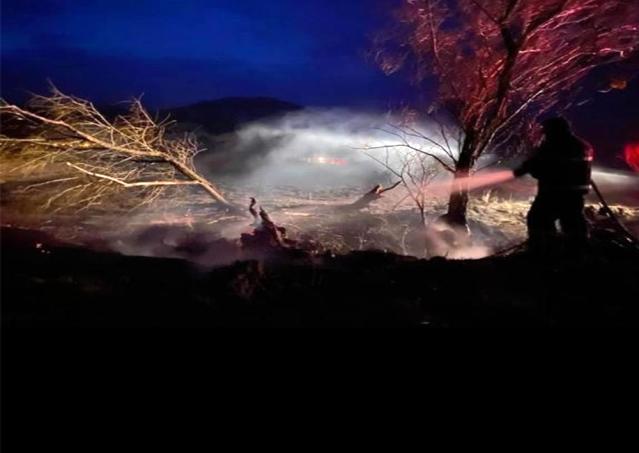 Burdur'da 50 dönüm arazi yandı, köylüler traktör ve tankerlerle su taşıdı