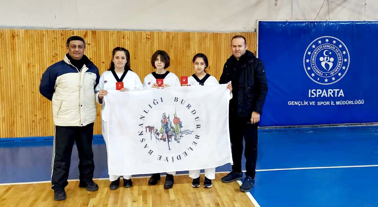 Burdur Belediyesi Taekwondo Spor Kulübü Siyah kuşaklarını aldı