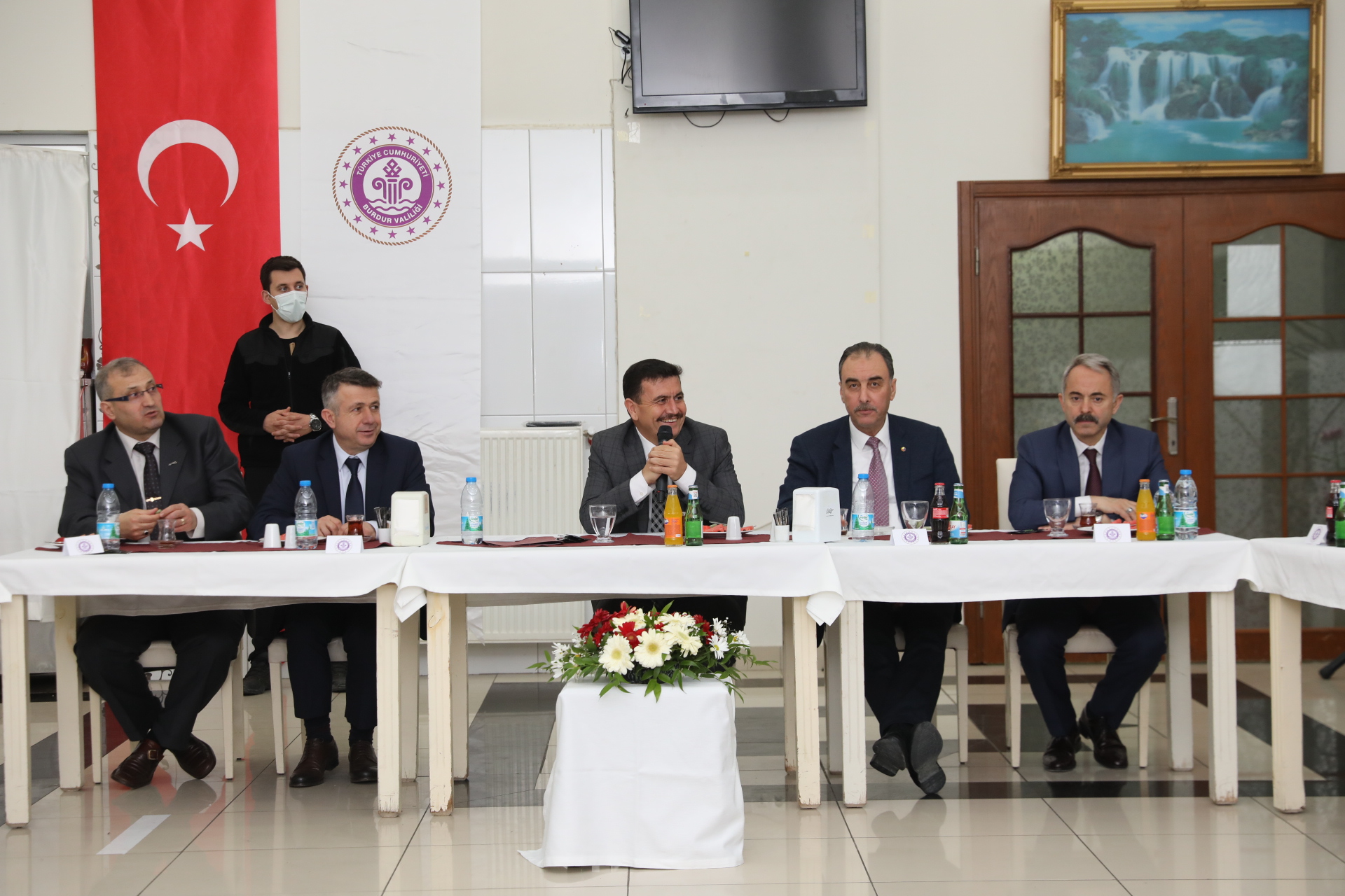 BURDUR HABER. VALİ ARSLANTAŞ İŞ İNSANLARIYLA İFTARDA BİR ARAYA GELDİ