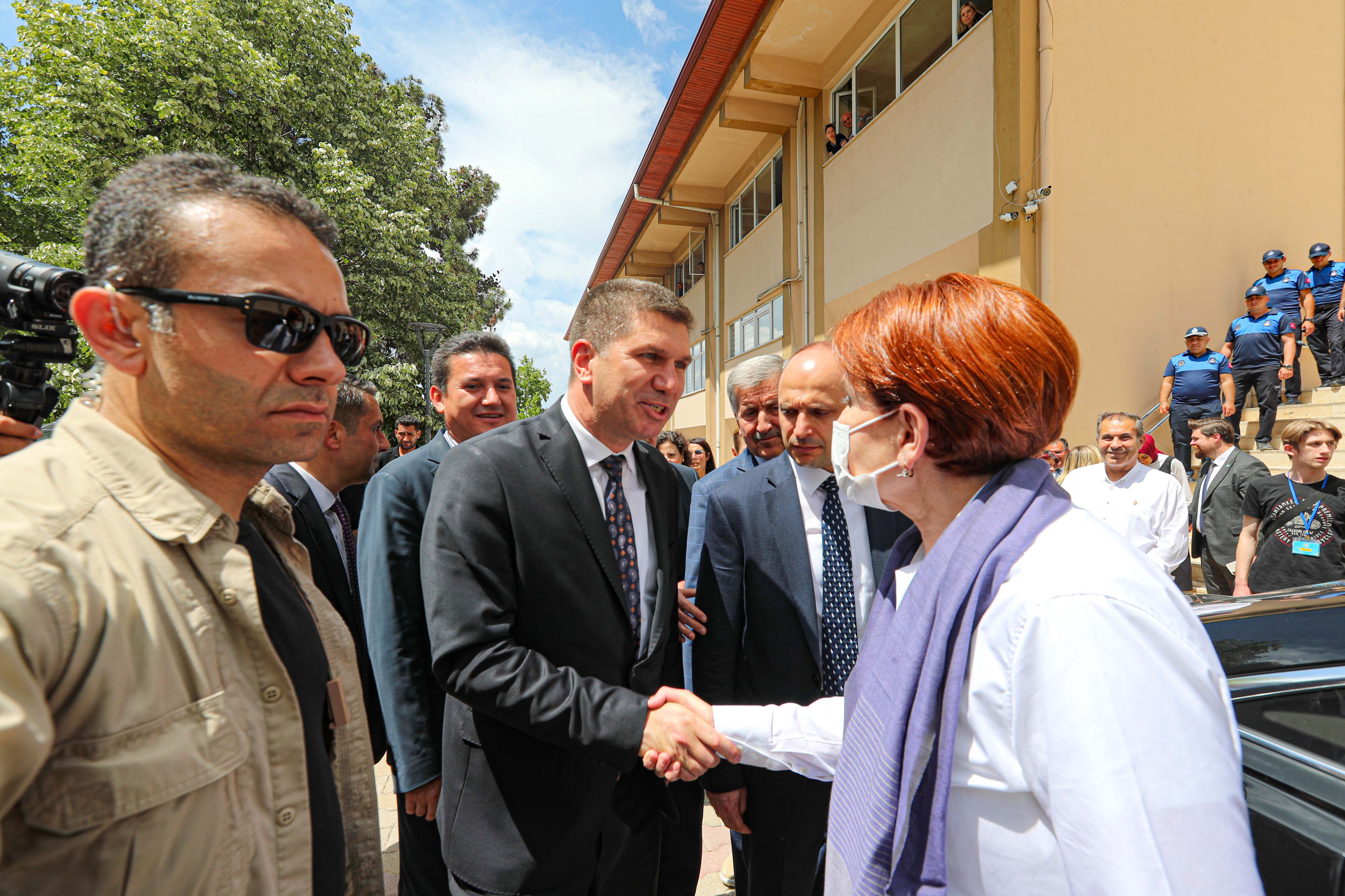 Meral Akşener ziyaret (1).jpg