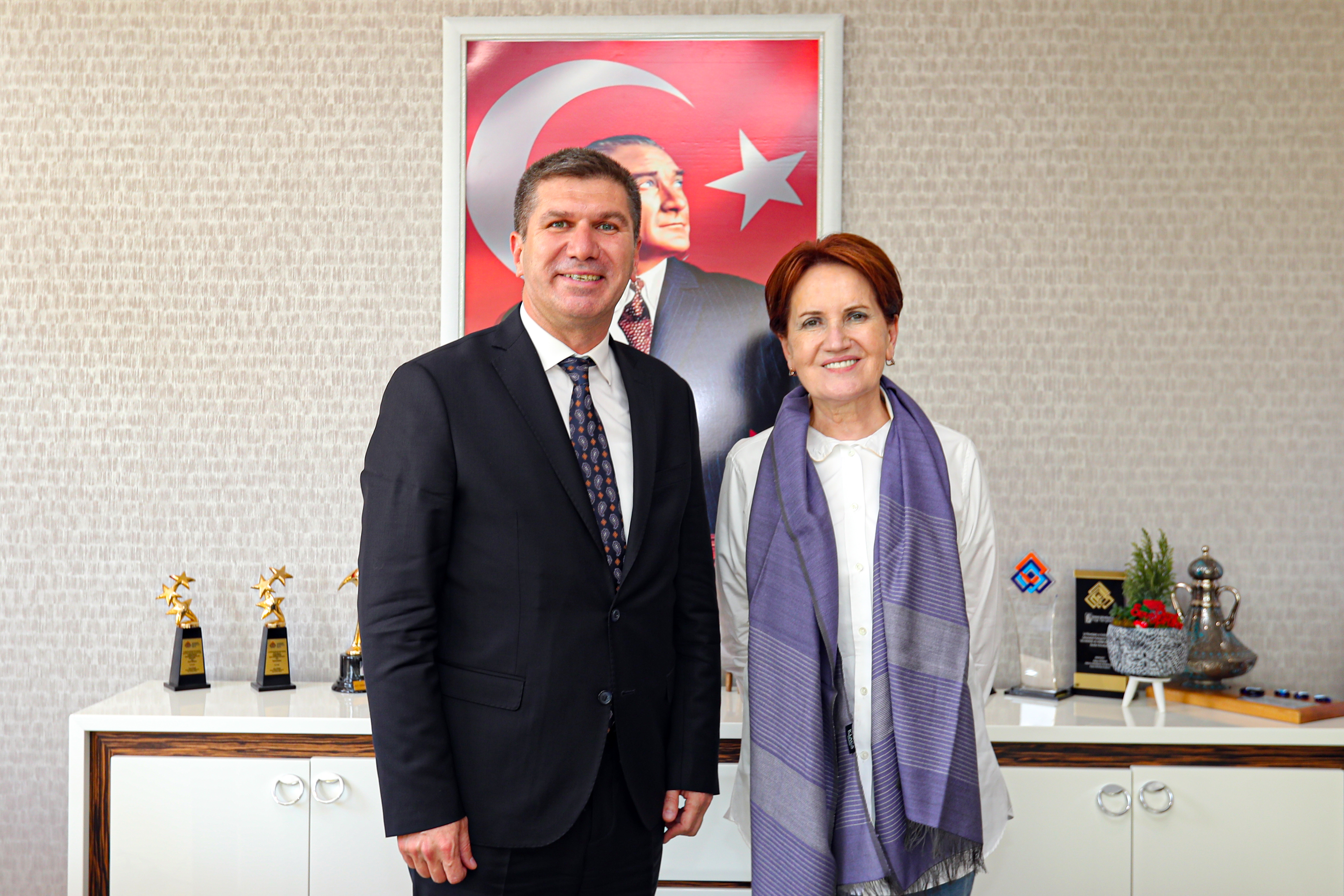 Meral Akşener ziyaret (3).jpg