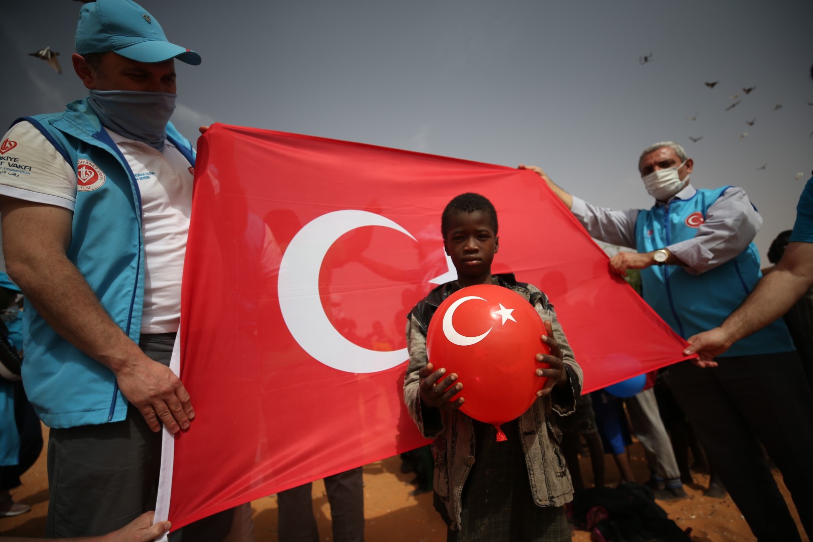 Al bayrağımızın gölgesinde milyonlarca ihtiyaç sahibinin yüzünü güldüreceğiz 