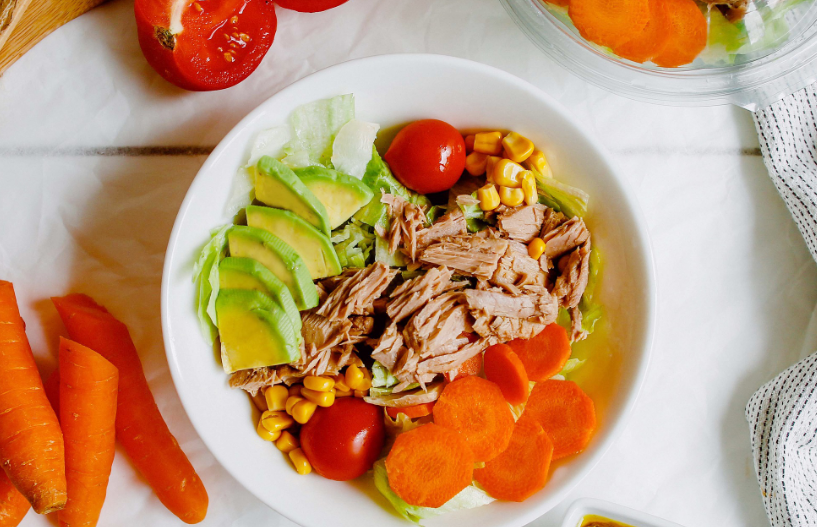 BENZERSİZ LEZZETLERLE HAZIRLANAN SALATALAR YAZIN FAVORİSİ OLUYOR