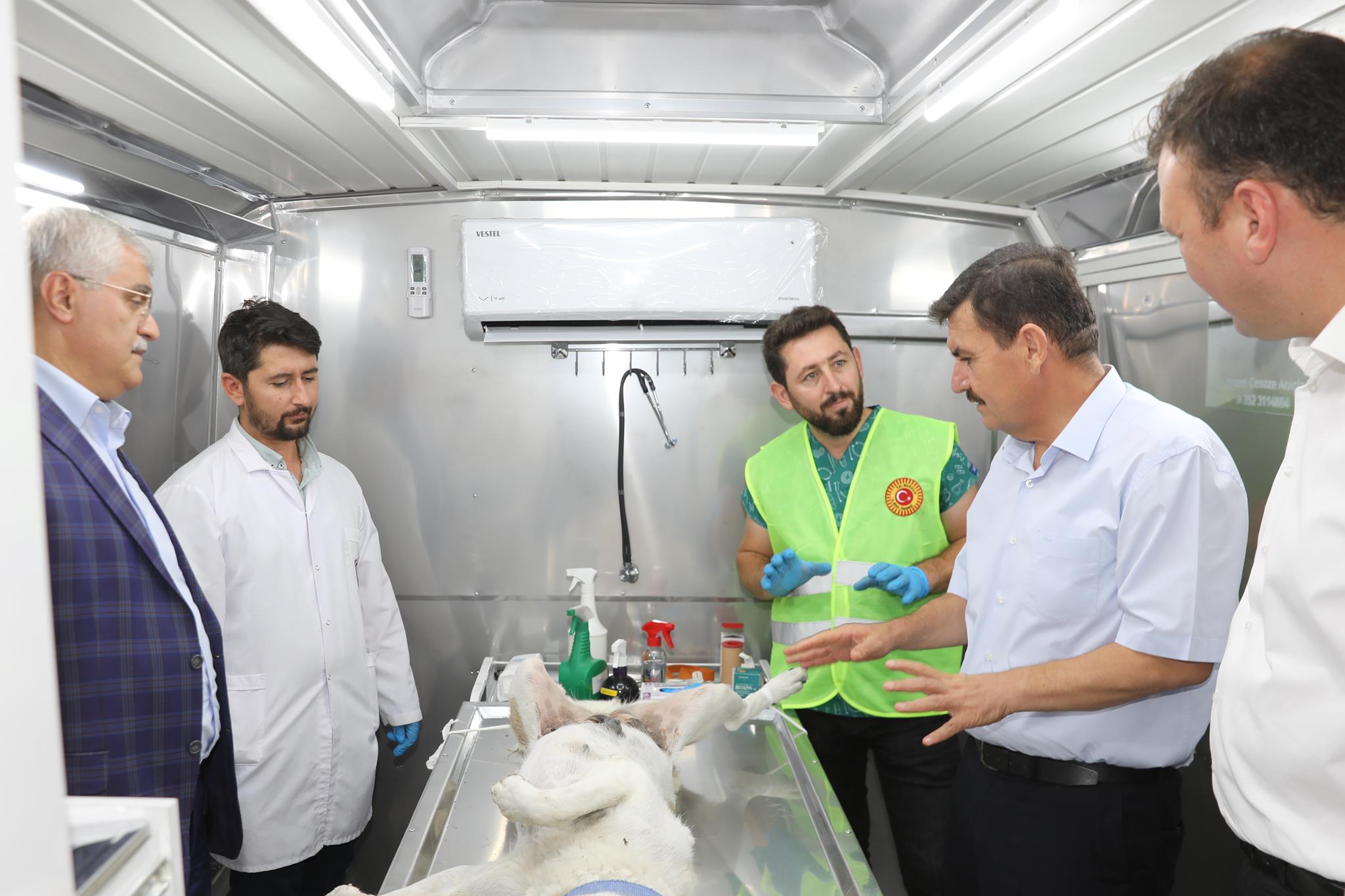 SAHİPSİZ SOKAK HAYVANLARI MOBİL KISIRLAŞTIRMA ARACI HİZMET VERMEYE BAŞLADI