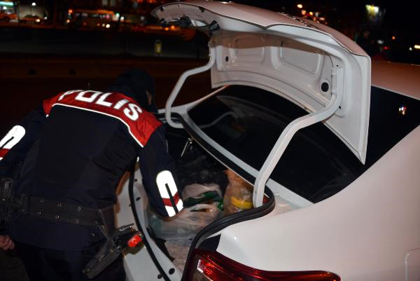 Burdur'da Emniyet Ekiplerinin Genel Asayiş Çalışması Sonucunda 4 Kişi Gözaltına Alındı, Silah ve Kesici Aletler Ele Geçirildi