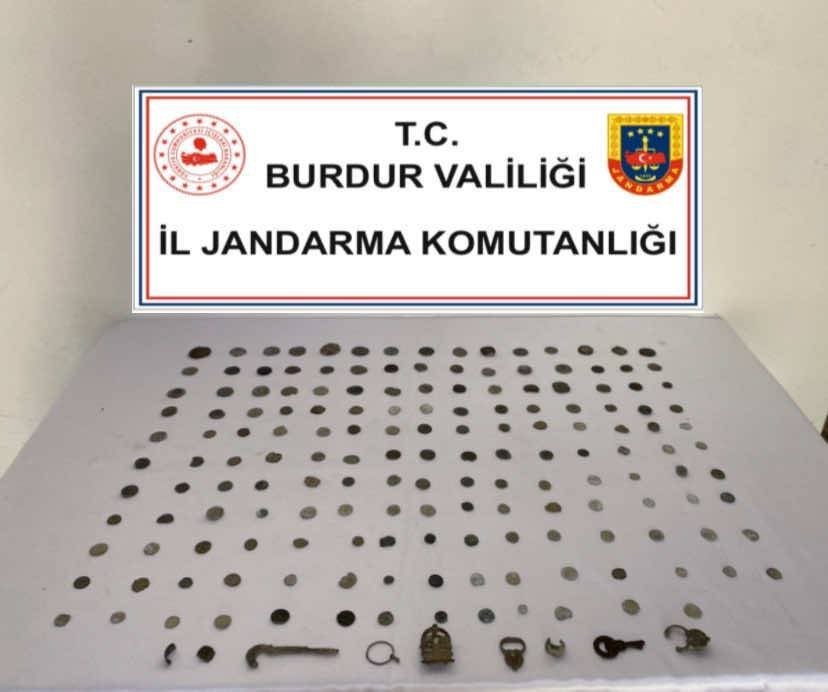 Burdur İl Jandarma Komutanlığı, kaçakçılık ve organize suçlarla mücadeleye yönelik yürüttüğü operasyonlara kararlılıkla devam ediyor.