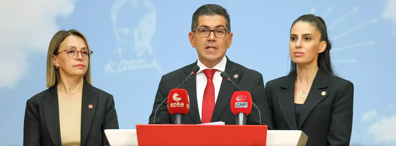 CHP Isparta Milletvekili Hikmet Yalım Halıcı, Düzce’deki Saydamlar Organizasyon Turizm isimli firmanın hazırladığı yemeklerde domuz eti tespit edilmesiyle ilgili olarak Meclis’e soru önergesi verdi.