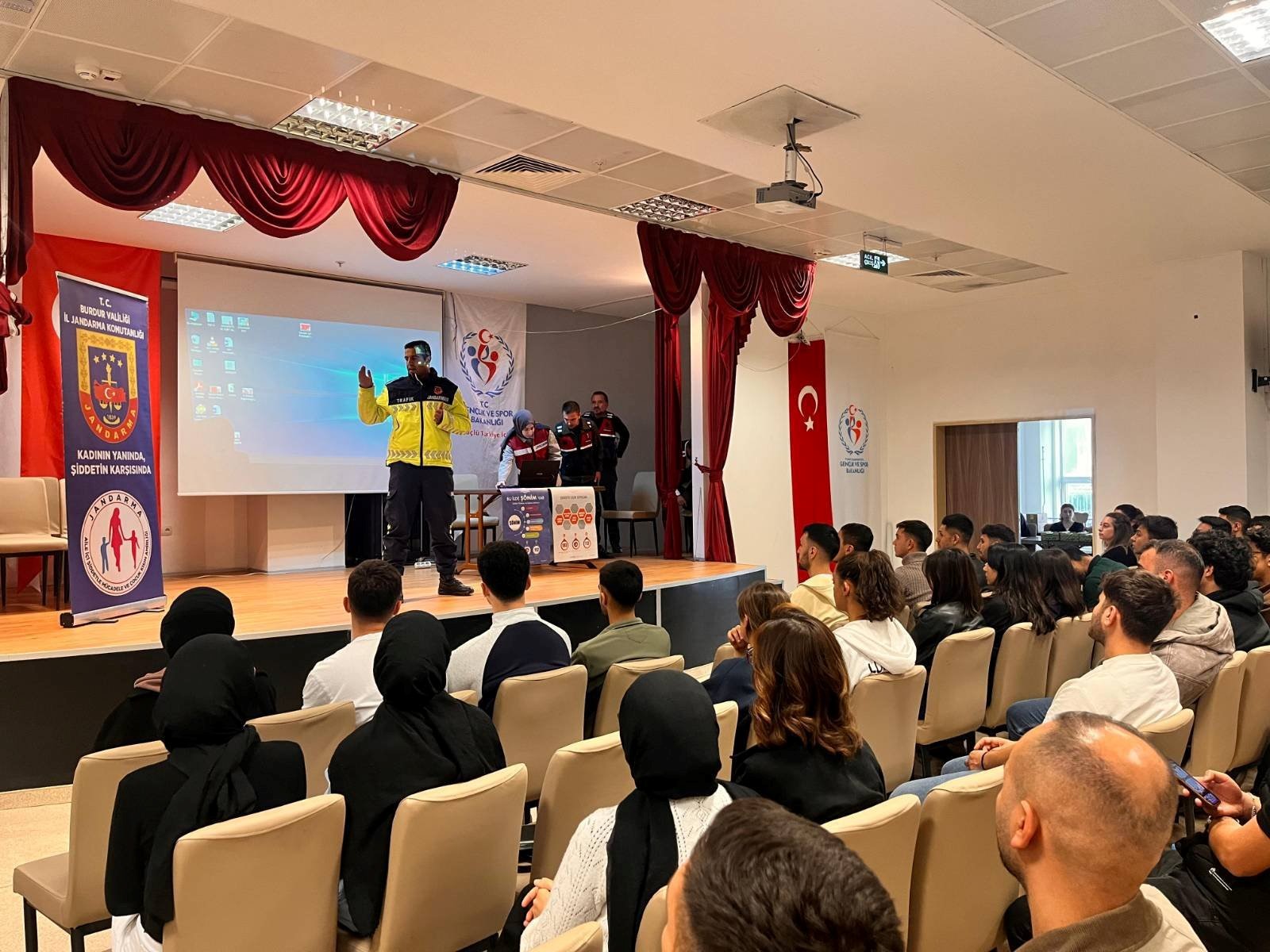 BURDUR’DA JANDARMADAN BİLGİLENDİRME VE FARKINDALIK EĞİTİMİ