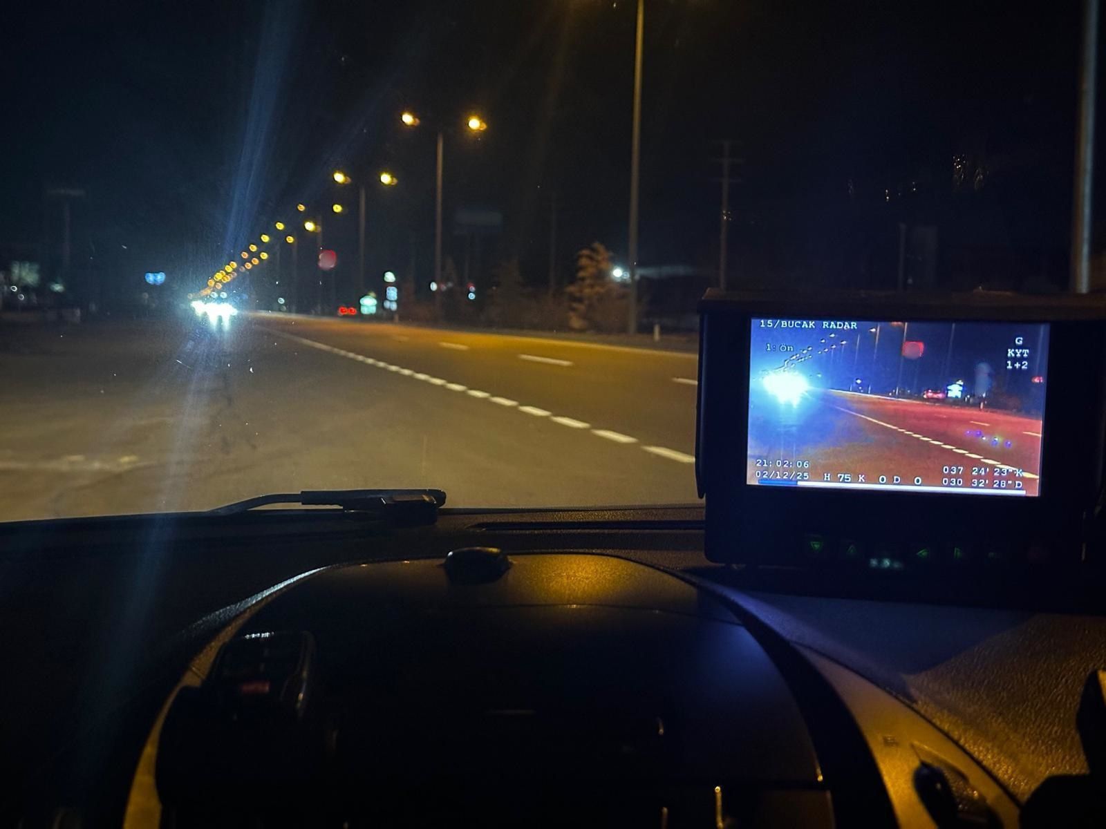 BURDUR’DA TRAFİK GÜVENLİĞİNE YÖNELİK RADAR DENETİMLERİ SÜRÜYOR