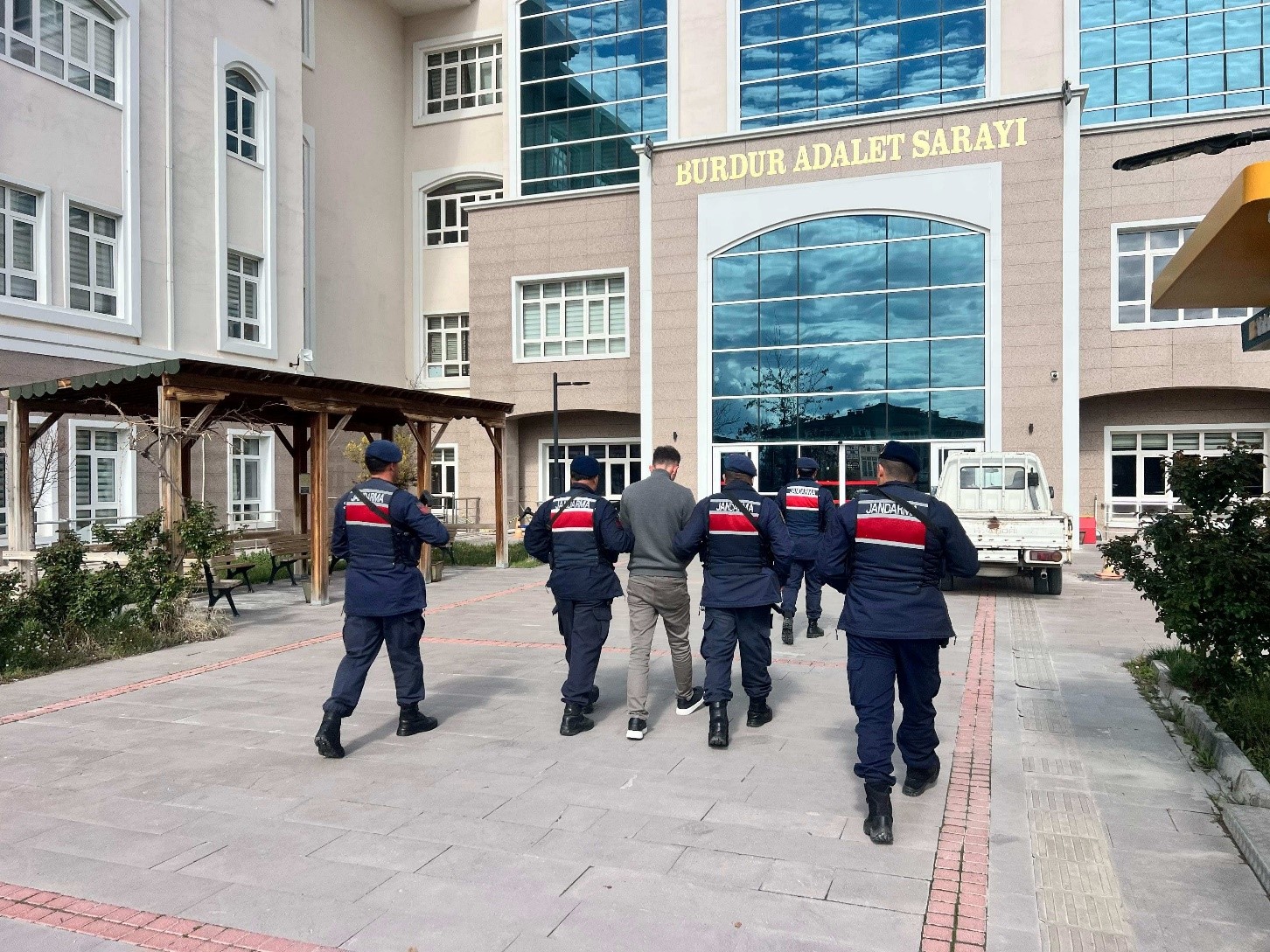 Burdur'da Jandarmadan Huzur Operasyonu: Aranan 14 Suçlu Yakalandı